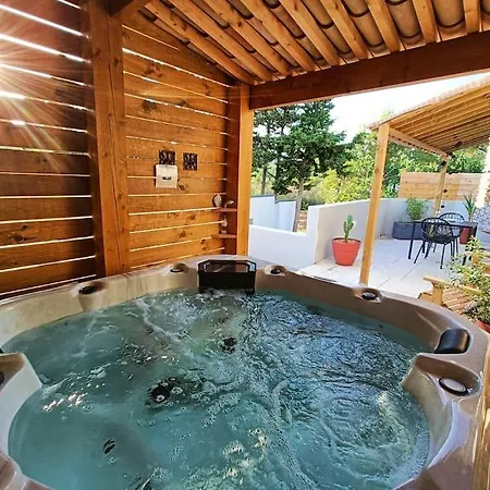 *la Mariposa* Jacuzzi . Terrasse. Parking *